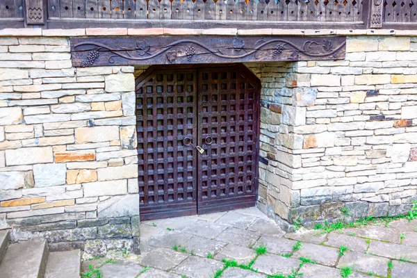 酒窖入口传统酒窖木门 — 图库照片