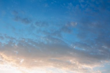 Gün batımında bulutlar 