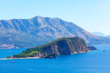 Budva Sveti Nikola Adası. Karadağ 'da Adriyatik Denizi ve Balkanlar. Adadaki kumsal