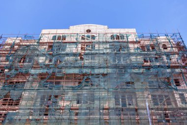 İnşaat halinde ve iskelesi olan bir ev. Şehirdeki inşaat alanında.