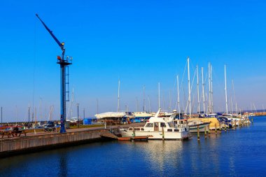 Helsingor Danimarka Limanı. Limanda yatlar var. Elsinore Limanı ve yolcu gemisi 