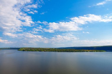 Adanın üzerindeki bulutlar. Moldova 'daki Dnister Nehri ve köy Molovata Noua manzarası 