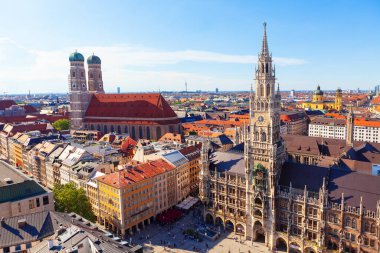 Münih 'teki yeni belediye binası ve Frauenkirche. Münih Bavyera 'da Marienplatz mimarisi. Turistler Almanya 'yı ziyaret ediyor