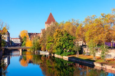 Nuremberg Eski Kasabası 'ndaki Pegnitz Nehri. Nurnberg Almanya 'sında Heubrucke Köprüsü