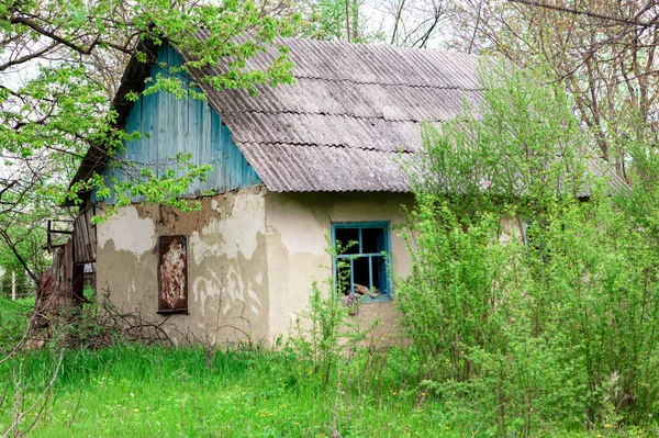 Zarośnięty Opuszczony Dom Kraju Opuszczony Dom Dachem Łupkowym — Zdjęcie stockowe