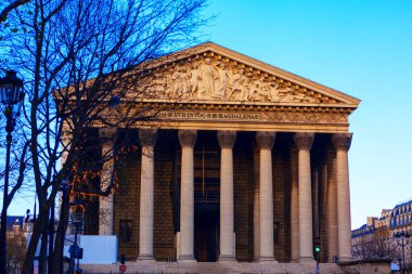 Paris 'teki Madeleine Kilisesi, ön manzara. Sütunları olan Katolik Katedrali 