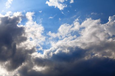 Mavi gökyüzü ile siyah beyaz bulutlar 