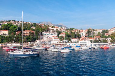 Karadağ 'ın Herceg Novi kıyı kasabası. Kotor Körfezi Limanı 'ndaki yat ve tekneler 