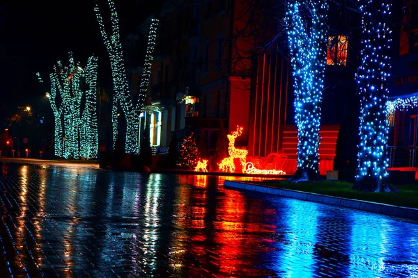 Nachtstraat Met Kerstversiering Bloemenslingers Aan Bomen — Stockfoto