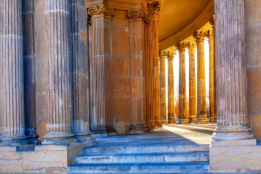 Corinthian order . Ionic columns . Greek ancient architecture