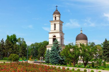 Chisinau 'nun merkezindeki Katedral Parkı. Chisinau Moldova 'daki çan kulesi ve katedral. Şehir parkında güllerle süslü bir bahçe.