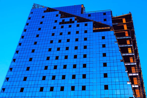 蓝色玻璃立面的建筑 正在建造的现代住房 — 图库照片