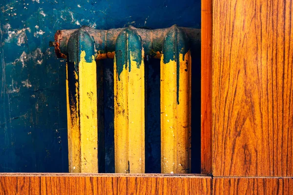 Oude Gietijzeren Radiator Voor Het Verwarmen Van Een Kamer — Stockfoto