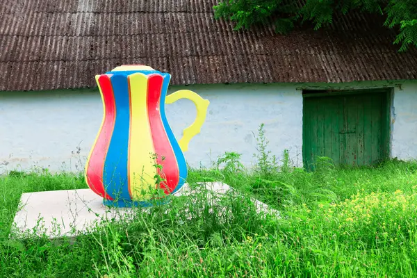 Rustic Yard Pitcher Well Old Barn Green Door — Stok fotoğraf