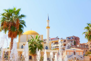 Durres Arnavutluk 'taki Fatih Camii. Durres 'teki Sheshi Liria Meydanı' ndaki ünlü Shatervani çeşmesi.  