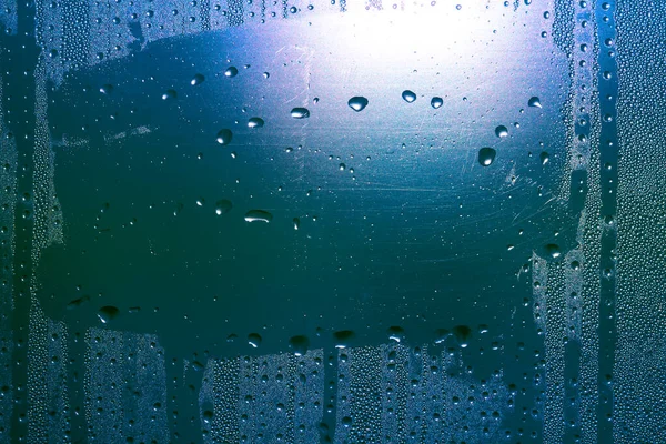 Σταγόνες Νερού Στο Ποτήρι Μπλε Φως Συμπύκνωση Διαφανή Επιφάνεια Χαμηλό — Φωτογραφία Αρχείου
