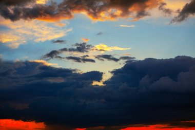 Alacakaranlıkta kara bulutlar. Alacakaranlıkla dolu renkli cennet