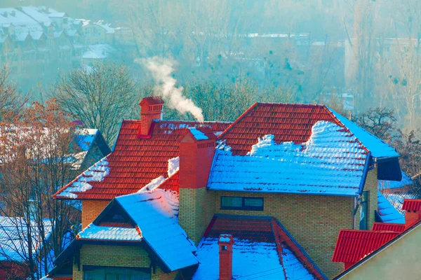 Casa Campo Con Techo Baldosas Cubierto Nieve Invierno Chimenea Humo — Foto de Stock