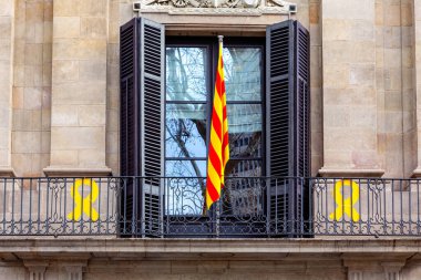 Barselona 'da balkonda Katalonya bayrağı 