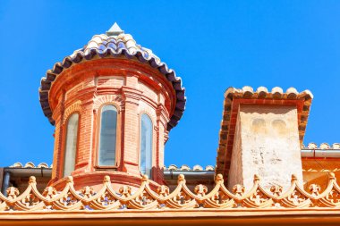 Çatıda kule olan bir tavan arası, mavi gökyüzü. Eski çatı mimarisi 