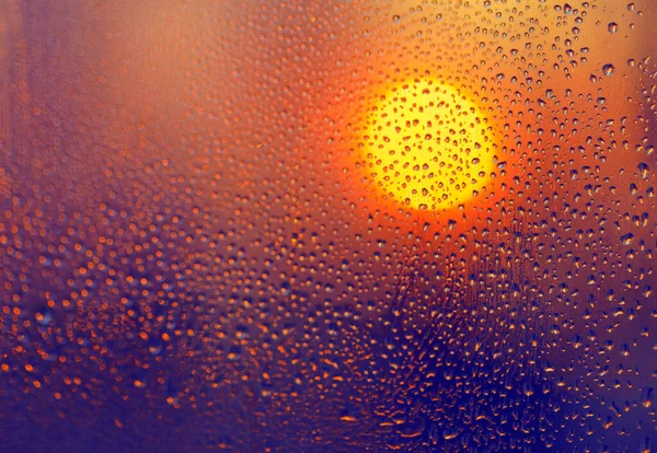 Ήλιος Και Νερό Πέφτουν Στο Ποτήρι Ηλιοβασίλεμα Στη Βροχή — Φωτογραφία Αρχείου