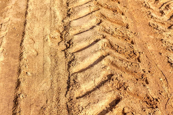粘土上的拖拉机痕迹 泥巴上的痕迹 — 图库照片