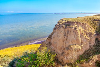 Ukrayna 'daki Budaki Gölünün kayalıkları. Karadeniz 'in çamurlu kıyıları