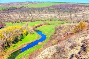 River Valley hava manzaralı. Yukarıdan sonbahar nehir manzarası