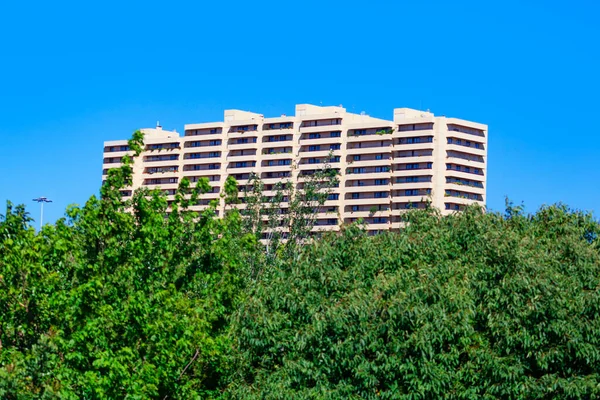 Des Arbres Verts Devant Maison Quartier Résidentiel Dans Parc Lisbonne — Photo