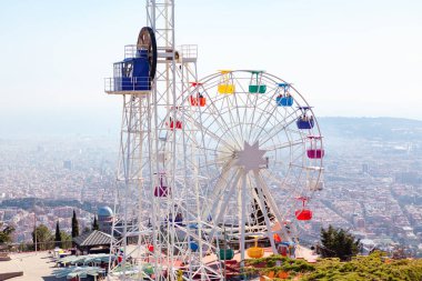 Tibidabo 'da dönme dolap. Tibidabo Dağı 'ndaki Barcelona' daki eğlence parkı. 