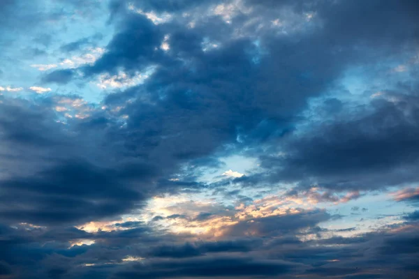 Nubes Azules Con Crepúsculo Sol Brillando Las Nubes Oscuras — Foto de Stock