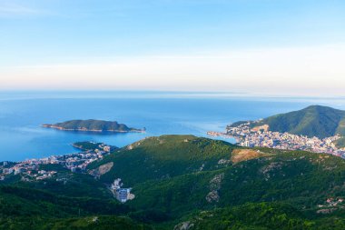 Karadağ 'ın Budva ve Sveti Nikola Adası Panoraması. Kıyı kasabasının havadan görünüşü 