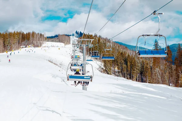 スキー場 スキーリフト接続 雪の山と森 — ストック写真