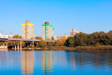 Riverside şehri manzarası. Rybnitsa, Moldova 'nın Transnistria eyaletinde bir şehirdir. 