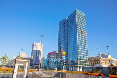 Polonya 'nın Varşova şehrindeki modern gökdelenler. Çağdaş cam gökyüzü, şehir manzarasının belirgin bir özelliği olan parlak mavi gökyüzüne karşı dimdik ayakta duruyor.