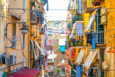 Napoli, İtalya 'da dar bir sokak. Klasik Quartieri Spagnoli sahnesinde çamaşırları asılmış eski binaları gösteriyor. Tarihi Napoli kentsel bölgesinin yoğun ve otantik günlük yaşamı