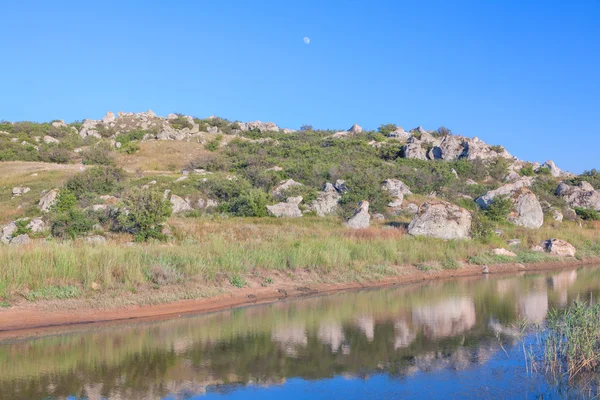 Luna sobre la colina rocosa — Foto de Stock