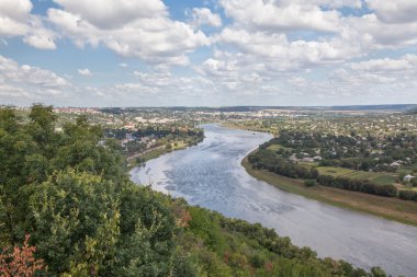 nehir üzerinde bulunan şehir
