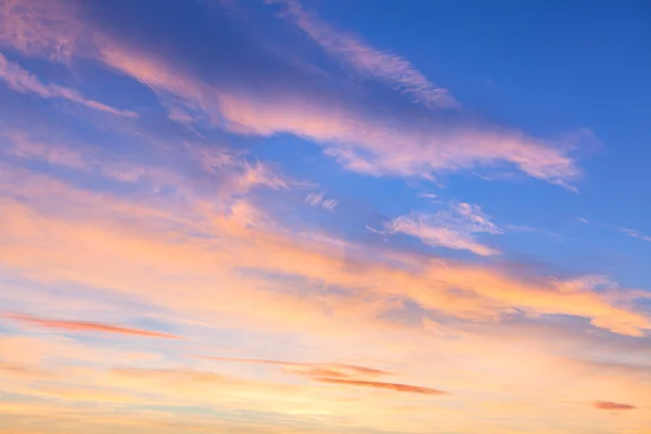 Nubes doradas y cielo azul — Foto de Stock