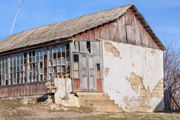 Terk edilmiş eski bir ev — Stok fotoğraf