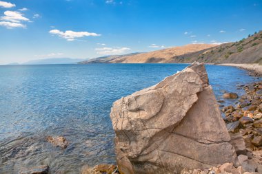güneşli kayalık sahil şeridi