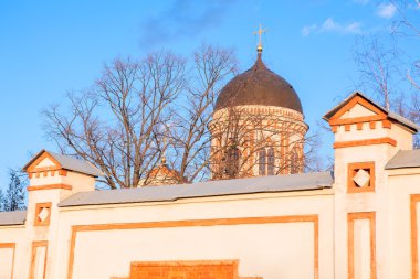 Mavi gökyüzüne karşı kilise