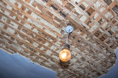 yıkık plafon lambalı