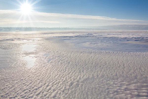 Sol frio sobre lago congelado — Fotografia de Stock