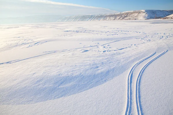 Rastros de esqui na neve — Fotografia de Stock