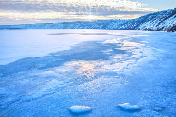 Donmuş göl manzara — Stok fotoğraf