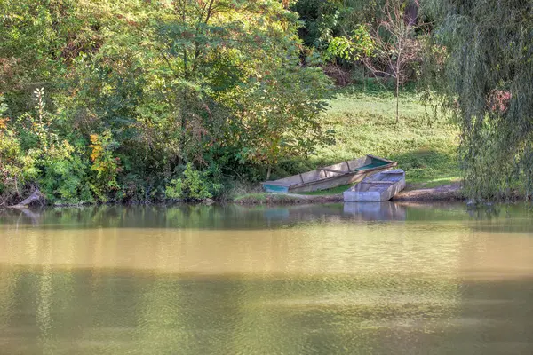 Lugar idílico con barcos en el agua — Foto de Stock