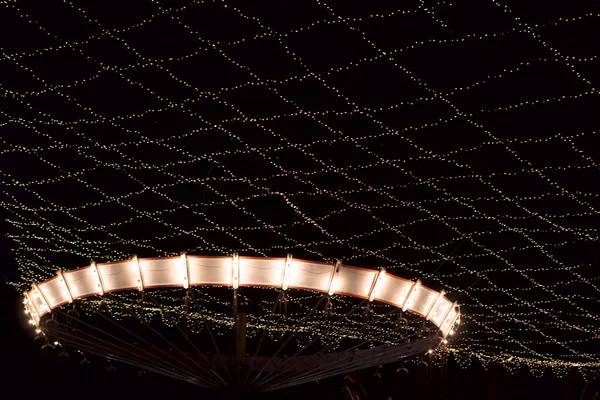 Carousel sokak aydınlatma ile — Stok fotoğraf