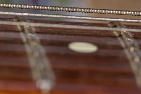 Guitarra cuerdas de plata —  Fotos de Stock