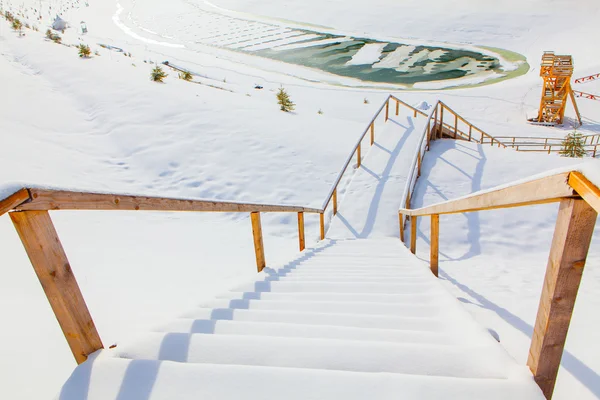 Escada de madeira na neve — Fotografia de Stock